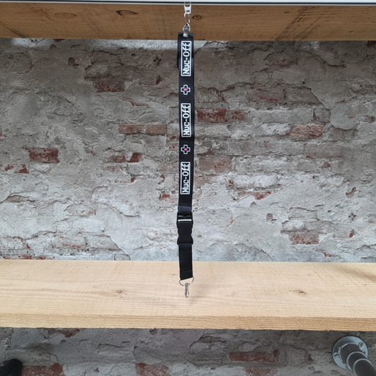 Muc-Off lanyard zwart met wit logo en metalen clip in de winkel