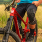 SERYT kniebeschermers gedragen door mountainbiker op rode fiets in actie