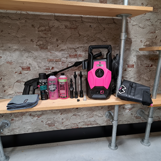 MUC-OFF Motorcycle Pressure Washer Bundle – hogedrukreiniger met lansen, reiniger, beschermer en dry bag in de winkel