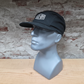 Muc-Off Five Panel Cap zwart op mannequinhoofd – geborduurde pet van 100% katoen voor fietsers en motorrijders