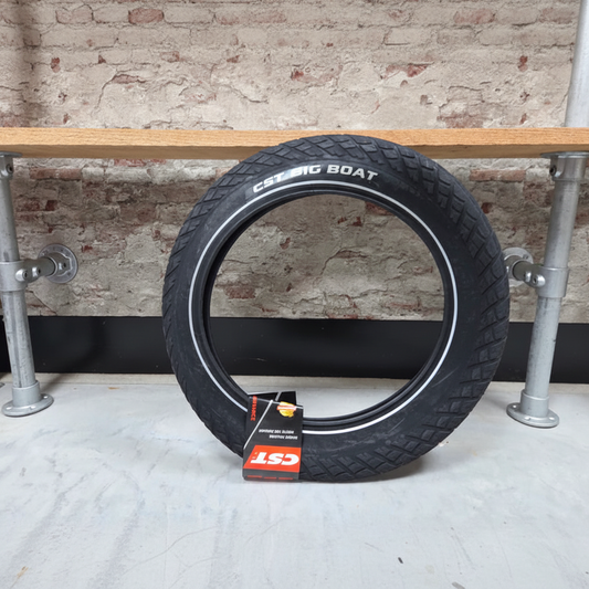 CST Big Boat 20x4.00 fatbike band met reflecterende zijrand en semi-slick profiel