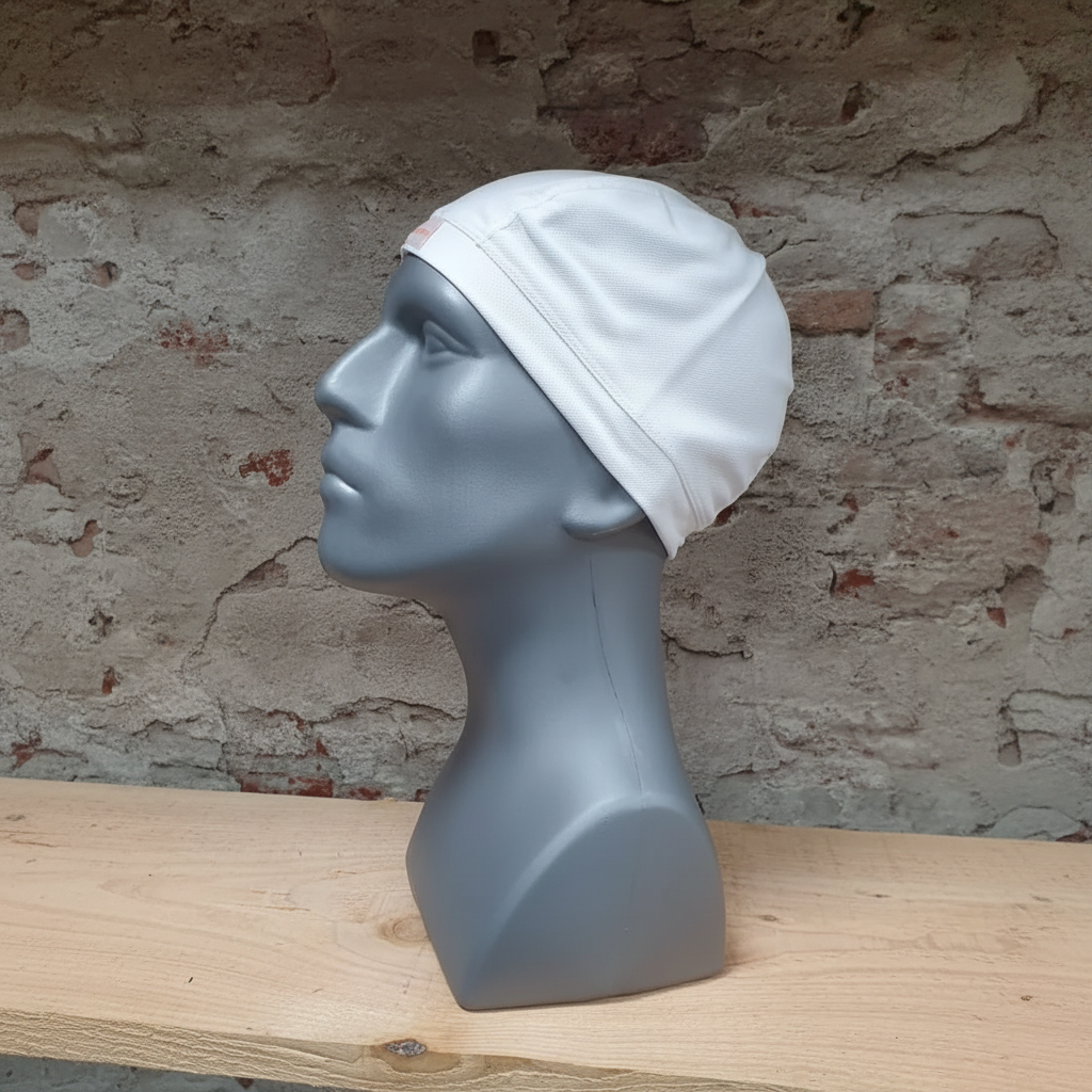 GrandPitstop COOLFIT Skull Cap wit – zijaanzicht op mannequin