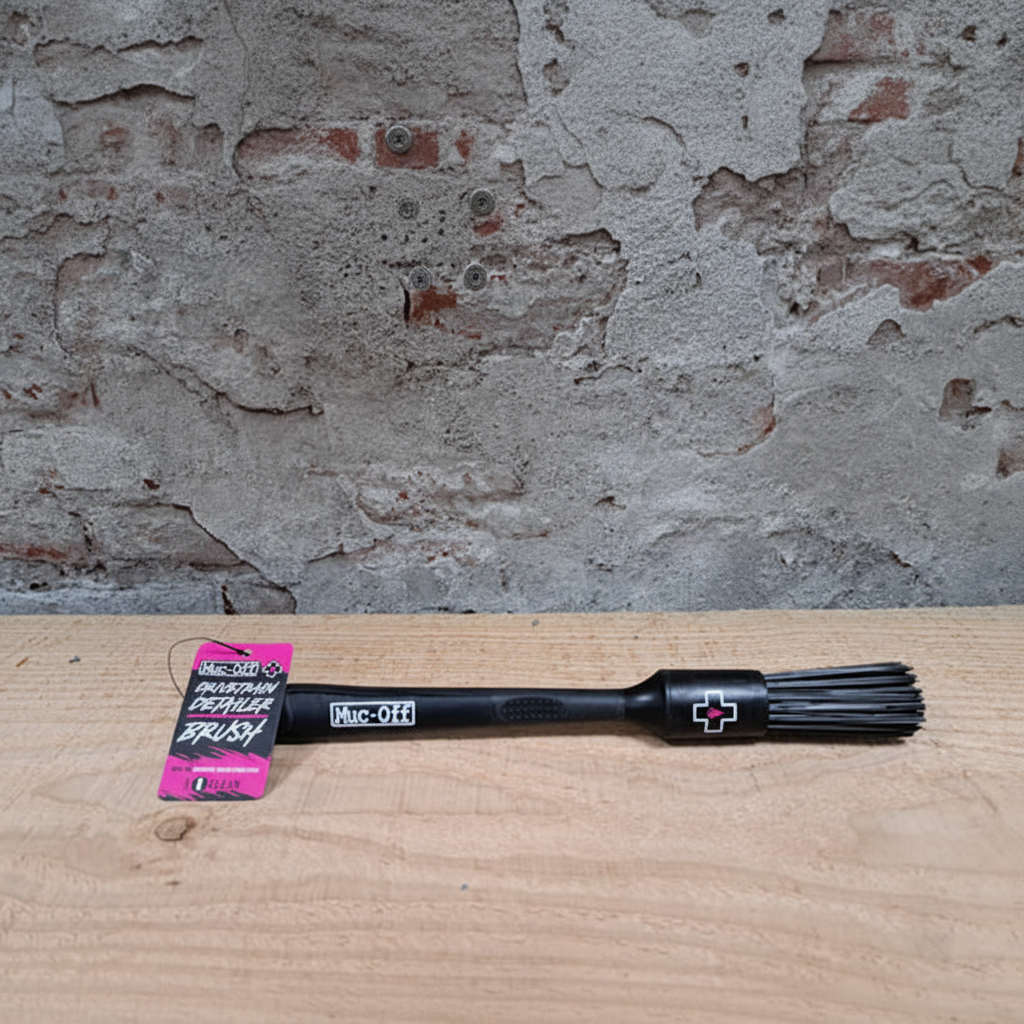 Muc-Off Drivetrain Detailer Brush zwart met Muc-Off branding in de winkel