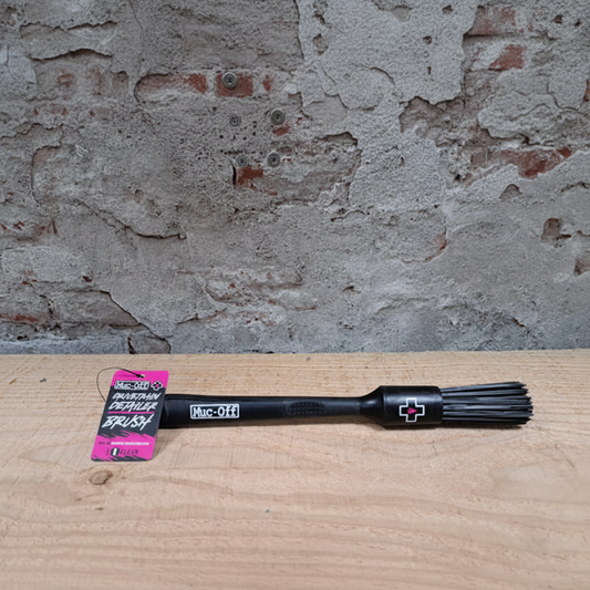 Muc-Off Drivetrain Detailer Brush zwart met Muc-Off branding in de winkel