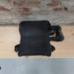 GRANDPITSTOP Air Comfy Seat Pillion – bovenaanzicht zwart mesh met leren rand en bevestigingsriemen