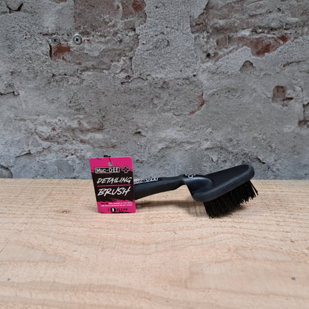 Muc-Off Detailing Brush met zwarte handgreep en borstelharen in de winkel