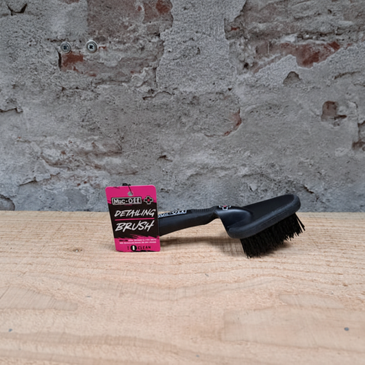 Muc-Off Detailing Brush met zwarte handgreep en borstelharen in de winkel