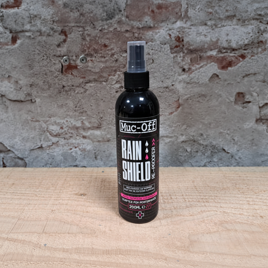 Muc-Off Rain Shield Re-Proofer 250 ml spuitfles in de winkel– waterafstotende impregneerspray voor motorkleding