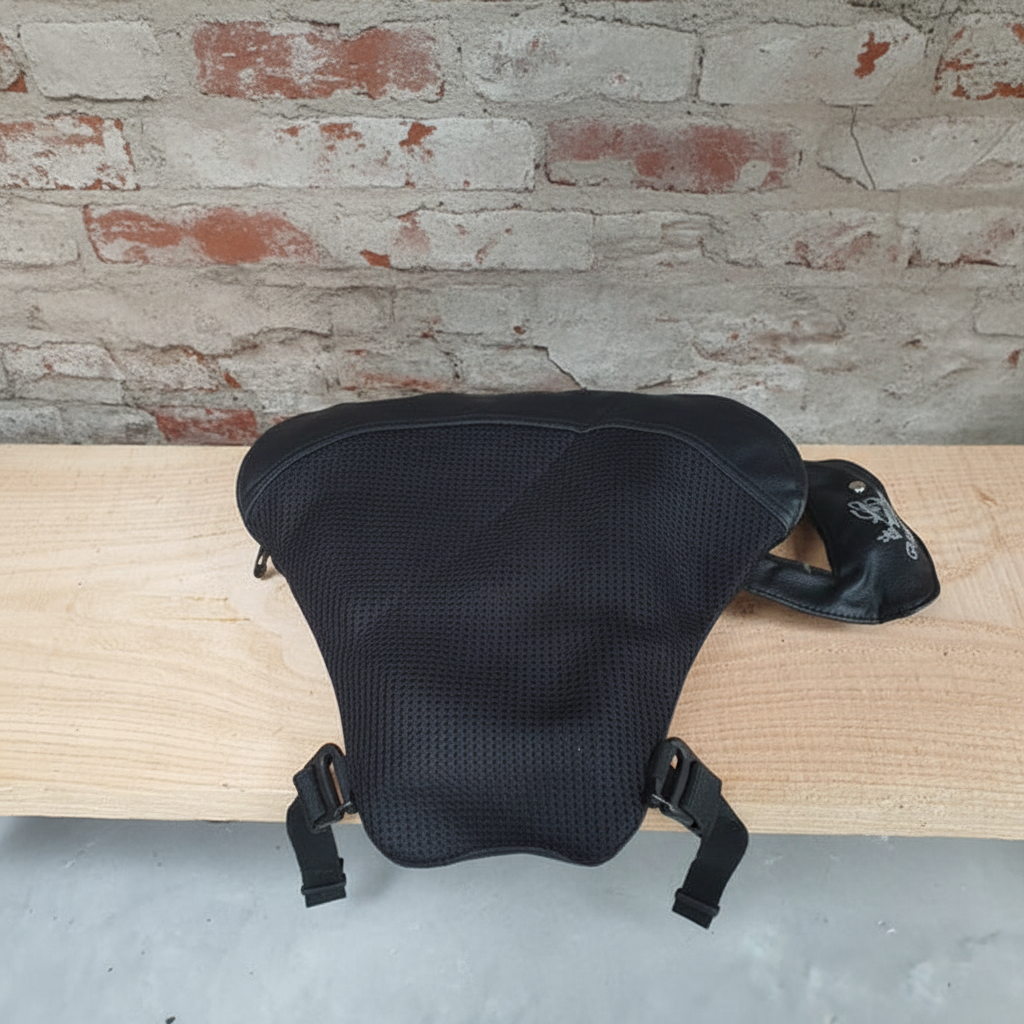 GRANDPITSTOP Air Comfy Seat Sport – bovenaanzicht mesh oppervlak met leren rand en bevestigingsriemen