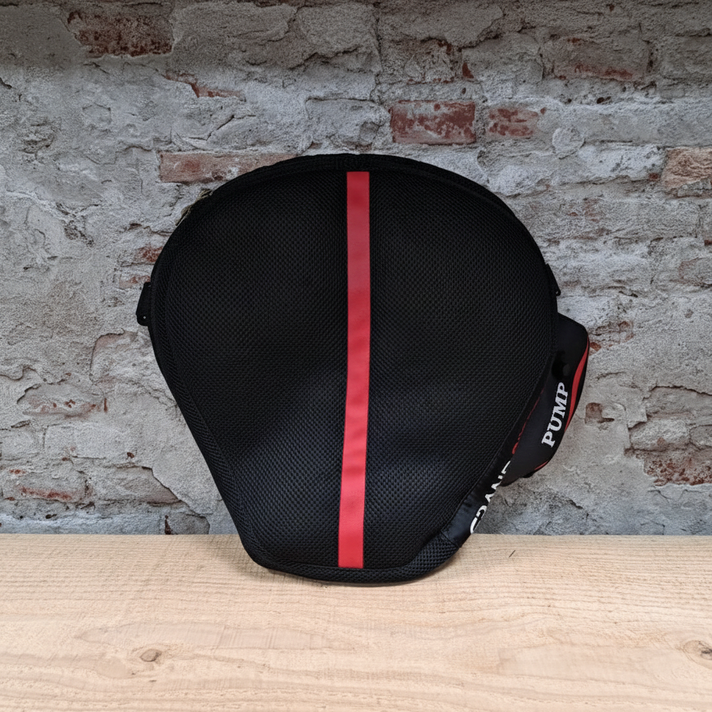 GRANDPITSTOP Air Comfy Seat Cruiser – bovenaanzicht zwart mesh met verticale rode streep