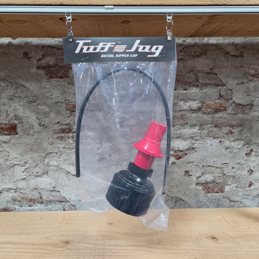 Tuff Jug G2 Ripper Cap voor 10L en 20L in verpakking met zwarte dop, rode nozzle en flexibele slang hier in de winkel