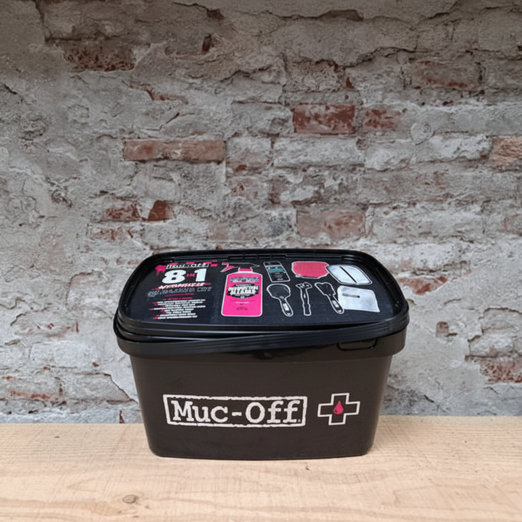 Muc-Off 8 in 1 motorcycle cleaning kit - complete bike care set IN VERPAKKING