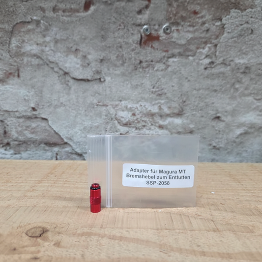 SUPERSONIC PARTS trechteradapter voor Magura MT remontluchting met transparante ontluchtingsbeker op houten ondergrond