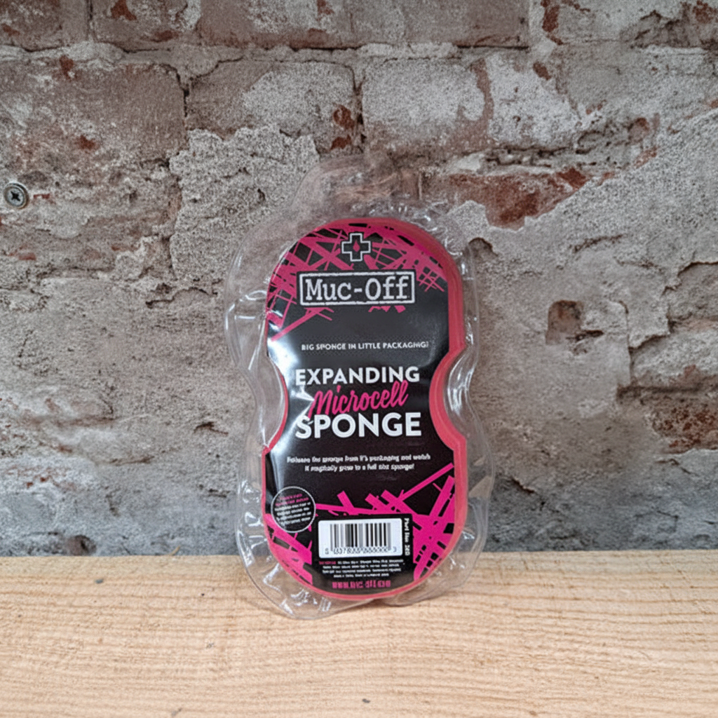 Muc-Off Expanding Microcell Sponge in roze vacuümverpakking in de winkel