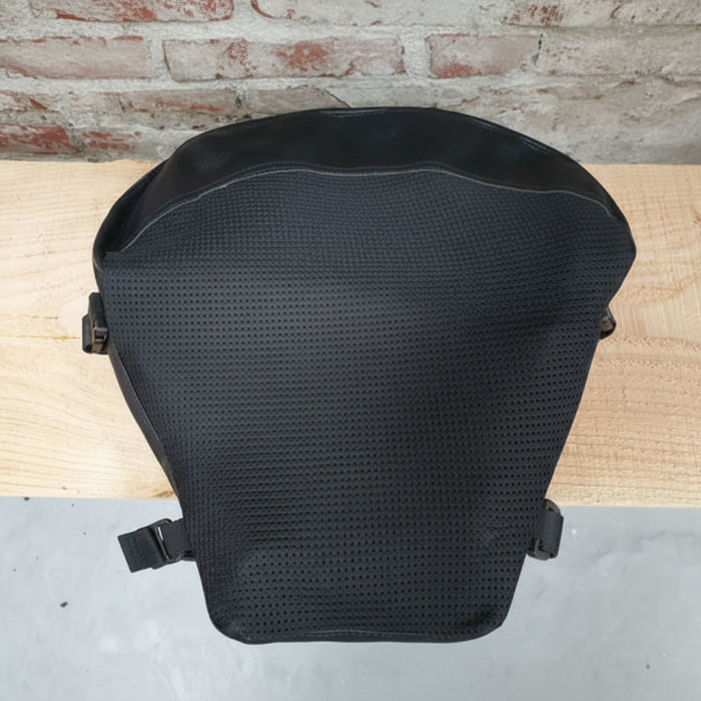 GRANDPITSTOP Air Comfy Seat Basic Cruiser – bovenaanzicht mesh oppervlak met bevestigingsriemen
