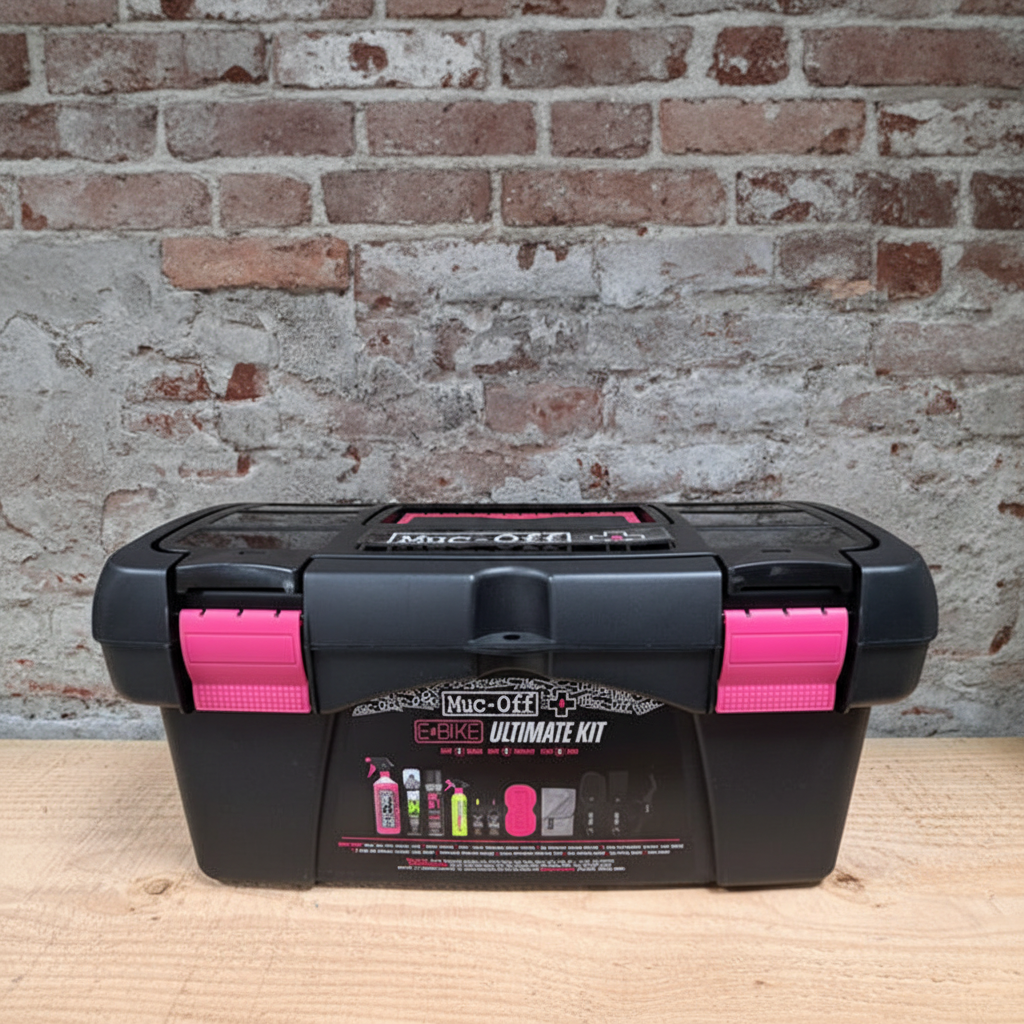 Muc-Off eBike Ultimate Kit zwarte opbergbox met roze sluitingen in de winkel