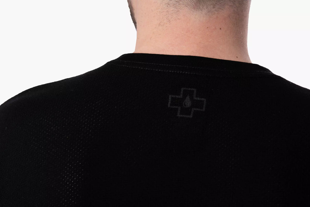 Muc-Off Mesh Jersey - muc-off logo in de nek
