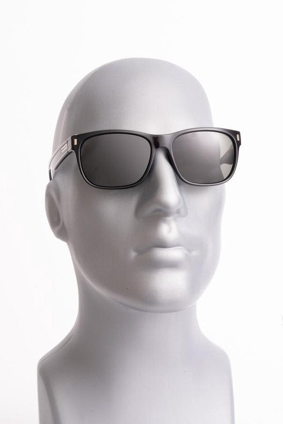 Hoofd met Urbanium wayfarer zonnebril 
