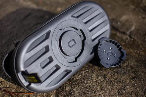 AEROE Quick Mount Pod 11L zwarte hard-shell bikepacking pod - achterzijde met de mount