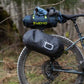 AEROE Quick Mount Pod 11L zwarte hard-shell bikepacking pod - aan de zijkant van de aeroe spider rack gemonteerd
