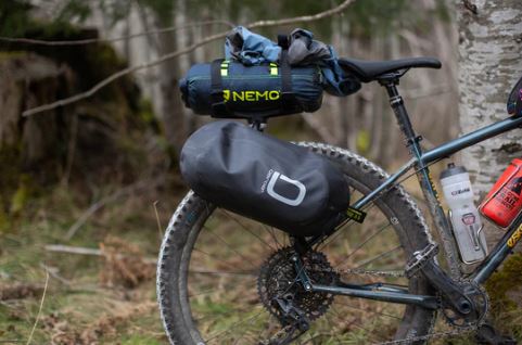 AEROE Quick Mount Pod 11L zwarte hard-shell bikepacking pod - aan de zijkant van de aeroe spider rack gemonteerd
