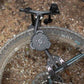 AEROE Quick Mount Pod 11L zwarte hard-shell bikepacking pod - het aankoppel mechaniek