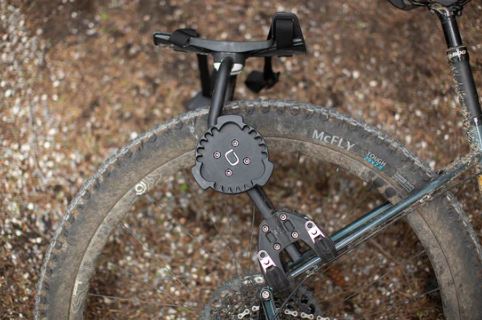 AEROE Quick Mount Pod 11L zwarte hard-shell bikepacking pod - het aankoppel mechaniek