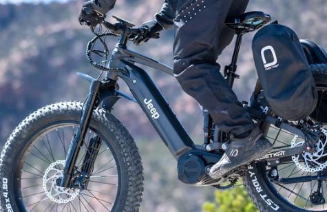 AEROE Quick Mount Pod 11L zwarte hard-shell bikepacking pod - aan de zijkant van spider rack