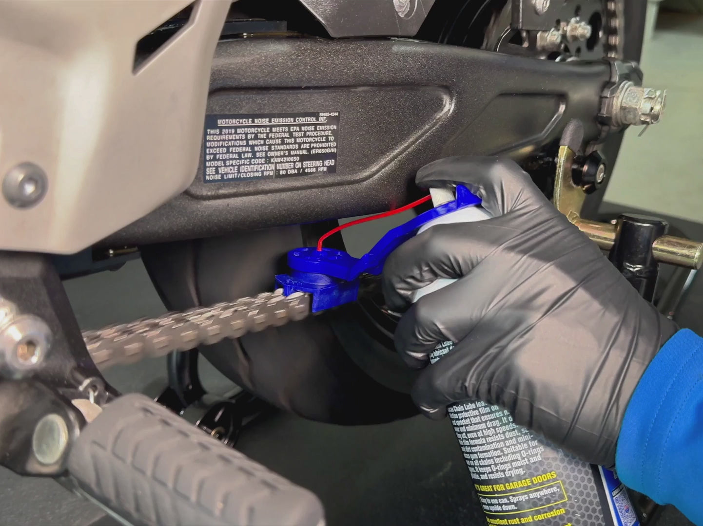 OINKER demonstratie precisie applicatie op beide zijden motorketting zonder overspray