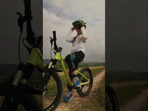 Kind test SERYT kniebescherming tijdens mountainbike rit - demo video