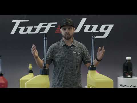 TUFF JUG G3 jerrycan in gebruik bij motor onderhoud
