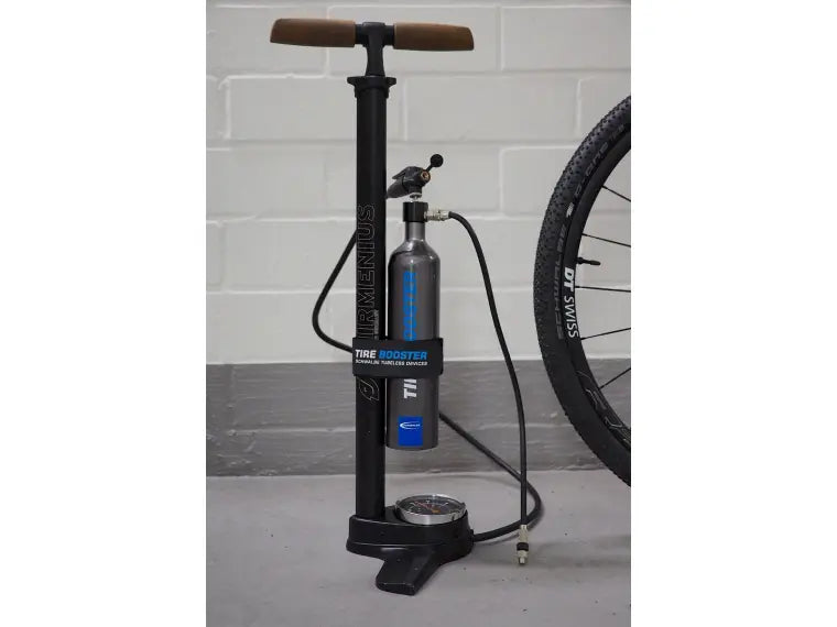 Schwalbe Tire Booster aangesloten op vloerpomp voor tubeless bandenmontage