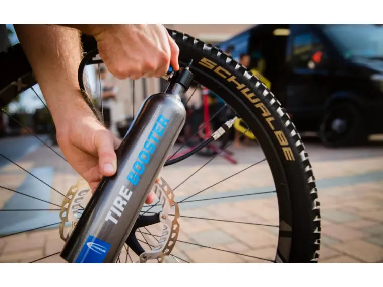 Schwalbe Tire Booster tubeless pomp 0,65 liter zilver/zwart vooraanzicht