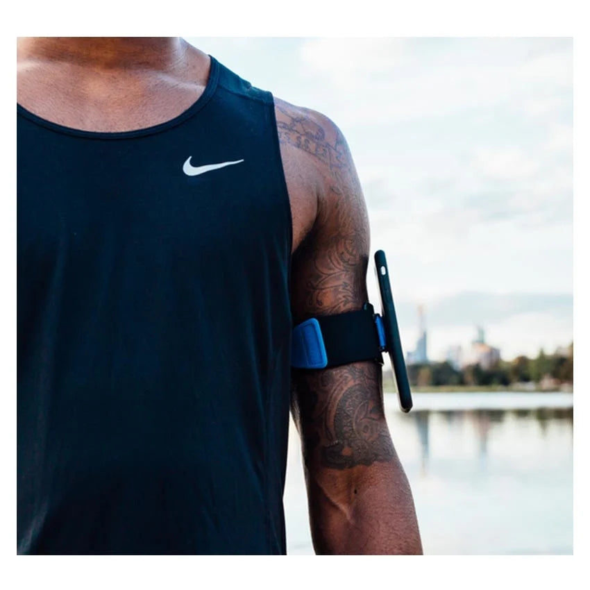 Quad Lock SportS Armband - op een arm met telefoon