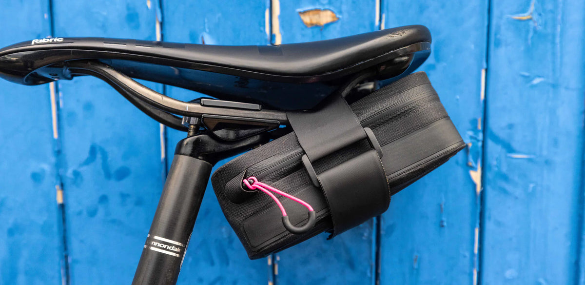 Muc-Off Saddle Pack GEMONTEERD ONDER HET ZADEL

