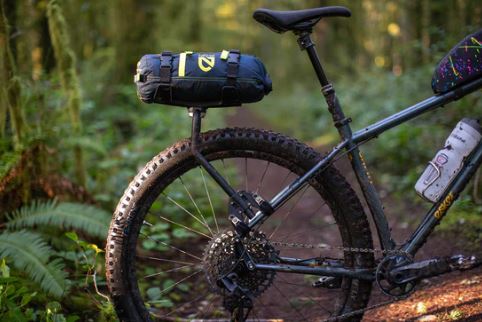 AEROE SPIDER RACK bikepacking bagagerek zijaanzicht met cradle houder"
