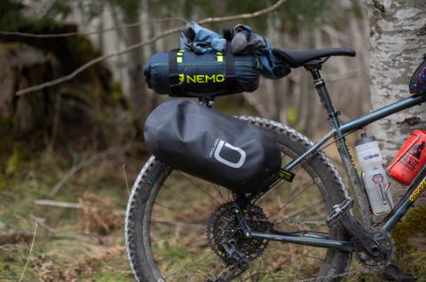 AEROE SPIDER RACK  bagagedrager gemonteerd op fiets met drybag
