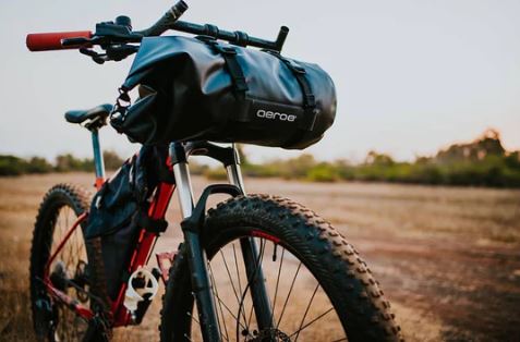 AEROE SPIDER HANDLEBAR CRADLE GEMONTEERD MET EEN AREO 12L DRYBAG