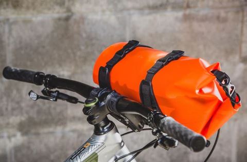 AEROE SPIDER HANDLEBAR CRADLE GEMONTEERD MET EEN 8L AEROE DRYBAG