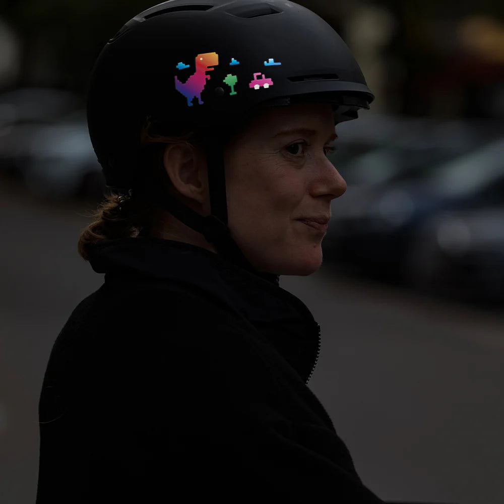 Reflective Berlin reflecterende stickers small voor kinderen op een zwarte helm
