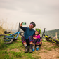 Kind draagt SERYT kniebescherming tijdens mountainbiken