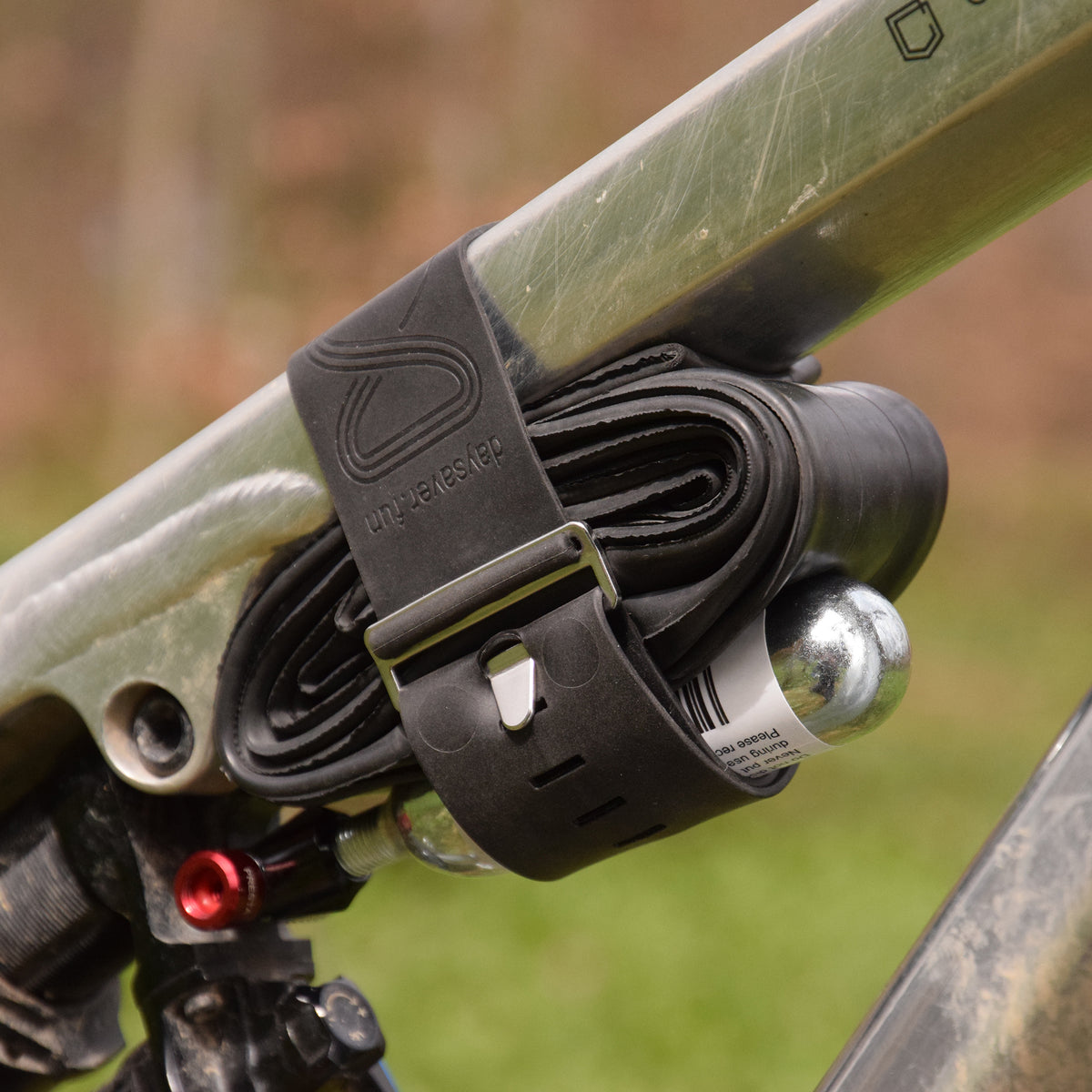 DAYSAVER whip strap met een reserve binnenband en een c02 banden patroon