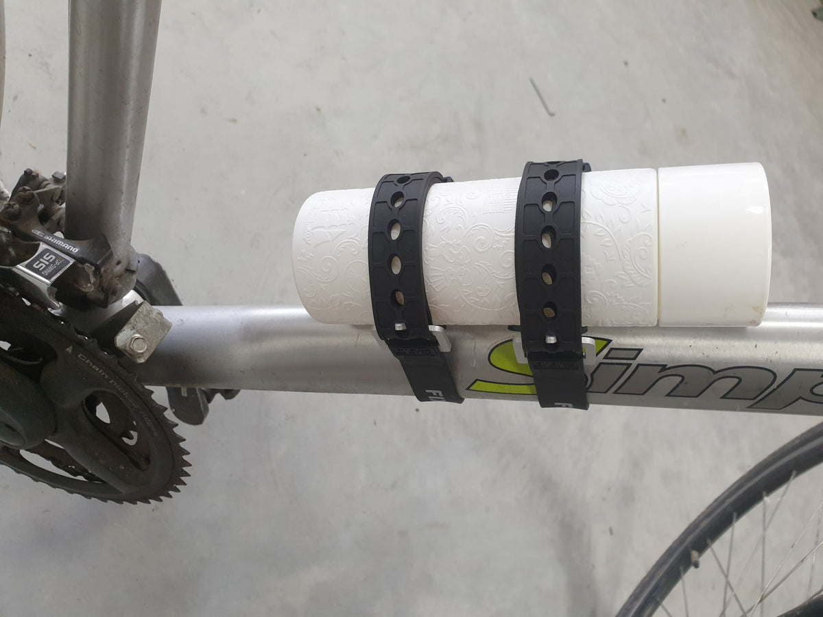 FIXPLUS Gear Tightener aluminium set met M4-boutjes voor bikepacking fietsframe bevestiging met een drinkbeker gemonteerd