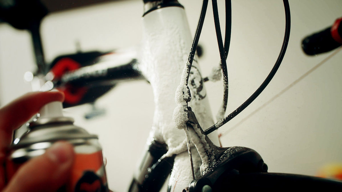 TRU-TENSION Cycle Snow Foam - in gebruik spuitend op een fiets frame