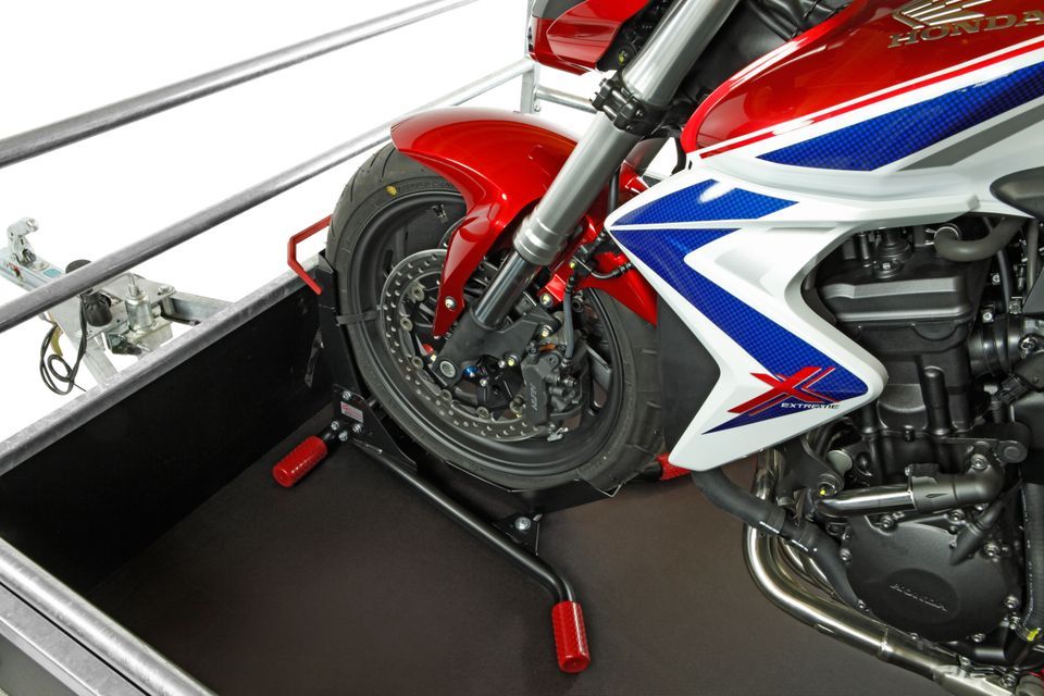 ACEBIKES SteadyStand - op een aanhanger met een motor in de klem