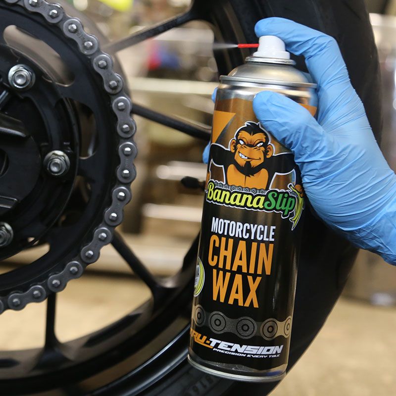 TRU-TENSION BananaSlip motorcycle Chain Wax - in gebruik op een motorketting