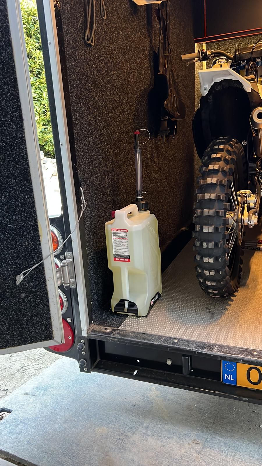RISK RACING EZ3 jerrycan 11,4 liter wit met hose bender spout en floor mount voor motorcross en motor van een klant