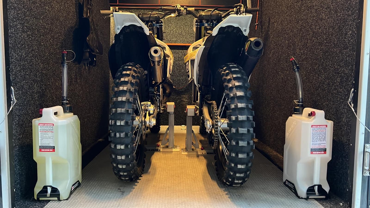 RISK RACING EZ3 jerrycan 11,4 liter wit met hose bender spout en floor mount voor motorcross en motor 2 stuks in de aanhanger