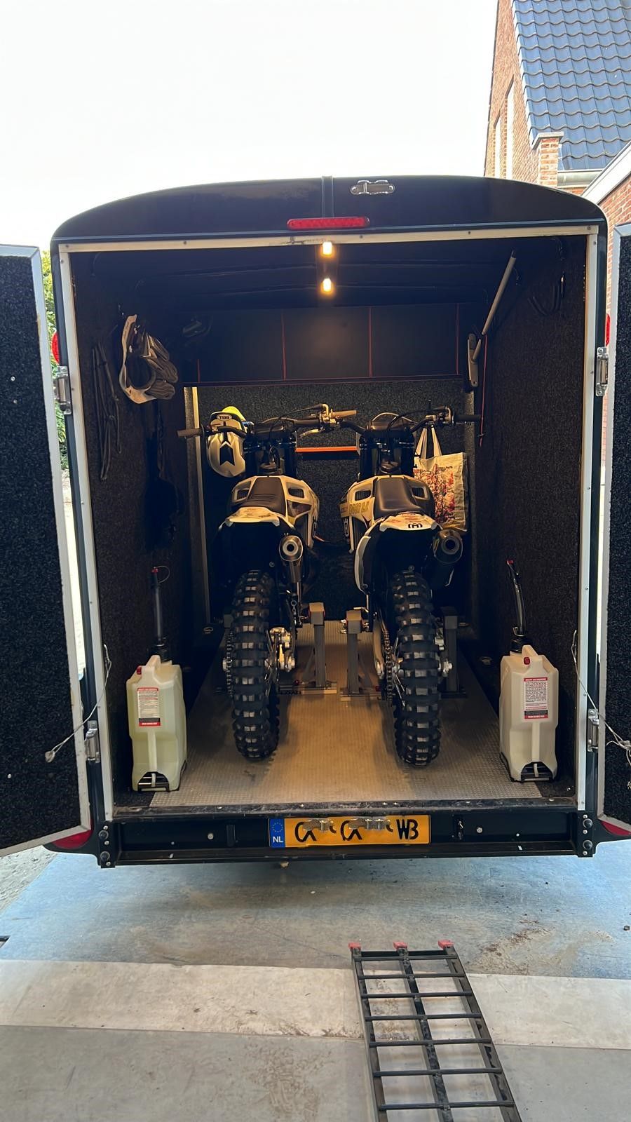 RISK RACING Lock-N-Load PRO motortransport systeem - fotoos van klant in de aanhanger