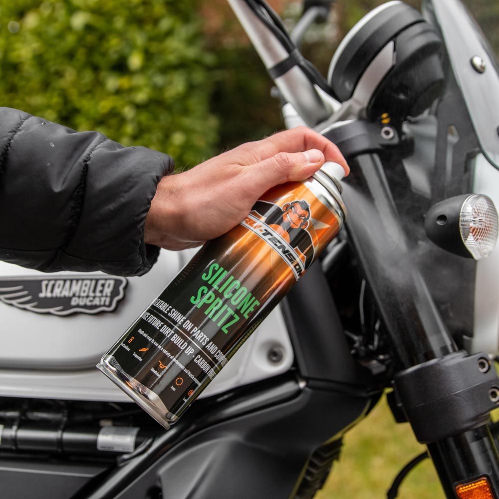 TRU-TENSION Silicone Spritz Spray - in gebruik op een motor vork